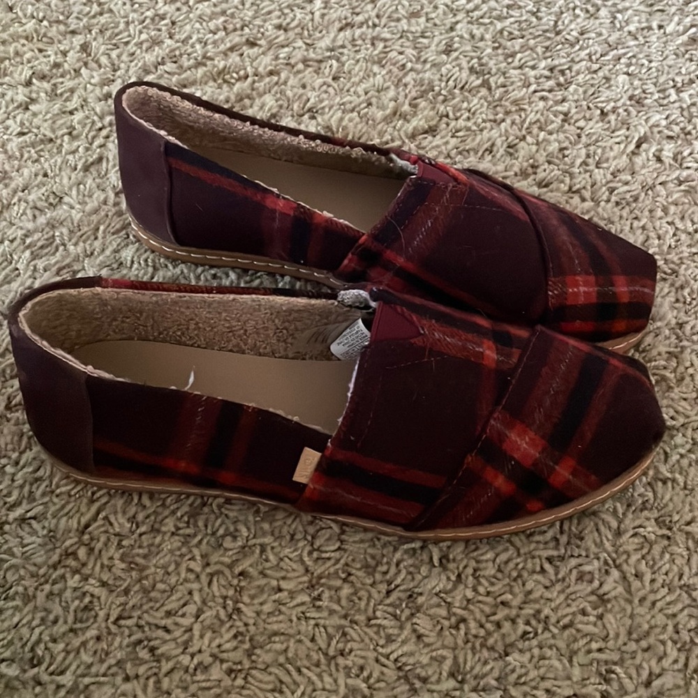 TOMS size 9 red plaid flannel alpargata